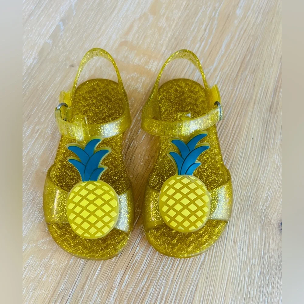 🌴🍍OLD NAVY GLITTERY YELLOW PINEAPPLE SANDALS🍍🌴